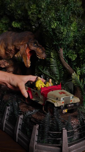 Assembling the T-Rex Chase Statue by Iron Studios