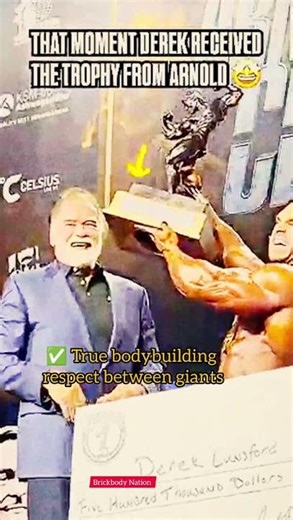 👑 Arnold the King Awards Trophy! Bodybuilding Legend Honors Champion 🔥#motivation