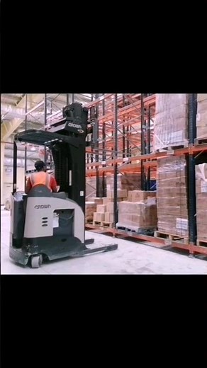 Crown Stand Up Reach Truck forklift