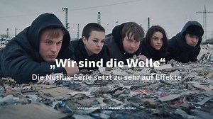 Die Netflix-Serie nach dem Buch "Die Welle" erzählt von Jugendlichen, die sich radikalisieren - und kann sich dabei nicht entscheiden, ob sie Gesellschaftskritik oder Freundschaftsgeschichte sein will. | Süddeutsche Zeitung