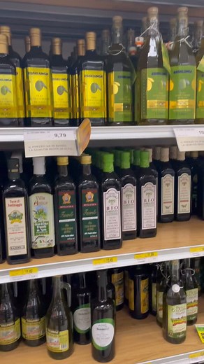 The only exception to glass is ceramic since it’s opaque. The point is to AVOID PLASTIC BOTTLES when choosing that precious olive oil! . . . #Oliveoil #italianoliveoil #noplasticoliveoilbottles #tuscanoliveoil #oliveoillovers | Blissful Italy