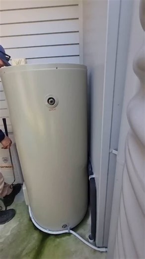 Have you ever mistaken a lizard for a snake? It happens almost every day! 🐍 🦎 Blue-Tongued Lizards have quite a similar pattern to Coastal Carpet Pythons! People will often see the tail of a bluey and call us straight away thinking it’s a snake, which is understandable! This lizard will be happy as Larry out in a bushier part of the complex hunting bugs n grubs! 0408545440 OR 0409536000 . . . #qld #australia #snake #snakecatcher #wildlife #sunshinecoast #reptile #nonvenomous #snakes #lizard #b