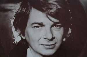 4.2K reactions · 3.2K shares | Rămas bun, vară! Bună dimineața, toamnă! ”Mai lasă-mă un minut, mai lasă-mă o secundă, mai lasă-mă o frunză, un fir de nisip. Mai lasă-mă o briză, o undă. Mai lasă-mă un anotimp, un an, un timp...” #NichitaStănescu #EmoțieDeToamnă #Septembrie | Alexandria Librarii | Facebook