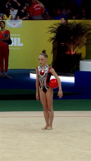 Stiliana Nikolova’s 2025 ball routine was one of the most striking and complete performances of the season. Built around very high difficulty, the exercise featured complex throws, fast rotations, and outstanding control of the apparatus, all executed with remarkable precision and confidence. A key element of the routine was the musical choice, “Le Gand Bal,” an intense and powerful piece that allowed Stiliana to showcase a strong, dramatic interpretation with clearly defined accents. The music 