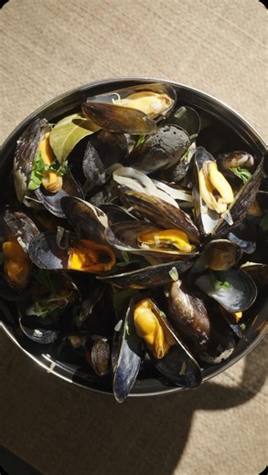 Zo maak je… De klassieke mosselpan! 💙 Lekker én zo op tafel. Ga voor het recept naar de link in onze bio of sla deze video op. #mosselen #mosselenkunnenaltijd #mosselzouitzeeland | Mosselen. Zo uit Zeeland
