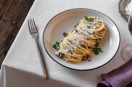 Pasta con carbonara de champiñones, la versión vegetal del gran clásico de la cocina italiana (que te hará olvidar la carne)