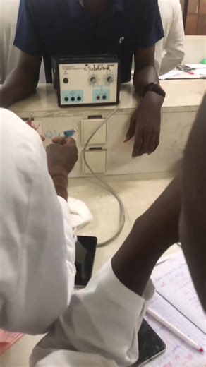 Tp sur circuit électrique simple, les étudiants de l’université de Lomé au #lab #physics #electricité #circus #viral