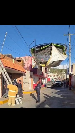 #CiudadSerdán #Clima 🌪️ 💨 Imágenes de como un remolino levantó un brincolín en patio de domicilio en calle 4 oriente en ciudad Serdán. Y quedo atorado en los cables de luz | Nserdan Diez
