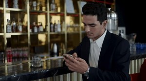 「ビジネスマンはナイトクラブで会議をしています。ネットワークと接続。」の動画素材（ロイヤリティフリー）3931544695 | Shutterstock