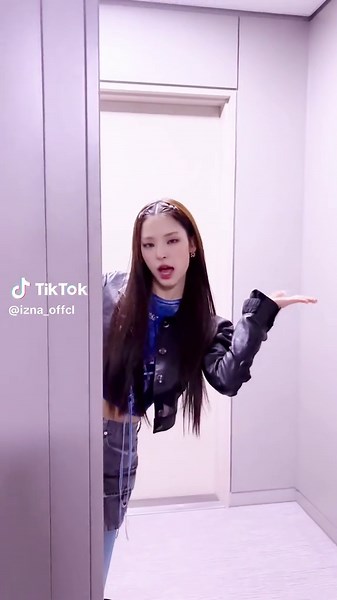 Learn the IZNA Dance Tutorial with Mai and Yeji