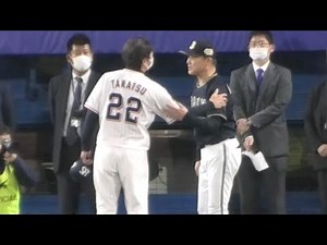 健闘を讃えあう高津臣吾監督と中嶋聡監督 2022/10/30