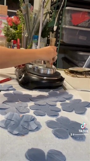 🎬 Behind the scenes of beauty in bloom! 💙 Watch the making of our Dusty Blue Wedding Flower Decoration Bundle — handcrafted with love for your centerpieces and party favors. Every detail designed to make your big day unforgettable. 🌿✨ | sweet_n_flowers
