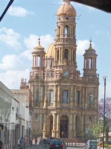El templo más icónico construido por el maestro autodidacta Refugio Reyes Rivas en Aguascalientes es el Templo de San Antonio de Padua, ubicado en el centro histórico de la ciudad capital. Esta obra maestra del eclecticismo, iniciada en 1895 y concluida en 1908, destaca por sus cúpulas innovadoras, mezcla de estilos neogóticos, neoclásicos y barrocos, y por resistir más de un siglo sin cimentación profunda. #aguascalientes #aguascalientesmexico🇲🇽 #templosanantoniodepadua #labordadoradesueños #
