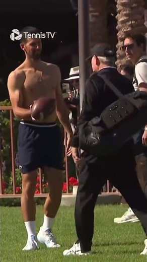 2026印第安维尔斯大师赛，5届赛会冠军德约科维奇#djokovic 将在第二轮对阵迈赫扎克，来看看训练场上的小德，赤膊上阵玩橄榄球#tennis 【欢迎订阅咪咕体育 MIGU Sports频道】