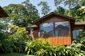 Nuestras habitaciones superior cuentan con un hermoso balcón, el cual le permitirá apreciar una sorprendente vista del Volcán Arenal. Para reservas puede visitar el siguiente enlace http://bit.ly/ofertaespecialAP | Hotel Arenal Paraiso Resort & Spa