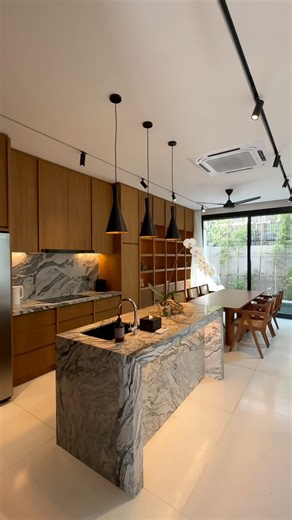 Nestled in the heart of Canggu, this design-driven residence provides a modern perspective on Balinese tropicalism. The boutique townhouse stay, accepting a dear wanderer’s desire for a unique connection with Bali, is the first component of the house’s puzzle. This stunning home was built with locally sourced materials that respect the environment and exude luxury in every detail, all nestled among lush greenery. 📍Location: Vox Villa by @voxvillas If you are interested in building your own drea