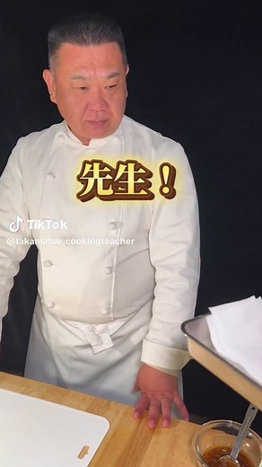 レシピはこちら ーーー A.材料 ⭐️牛もも肉 180g(1人前) ⭐️糸唐辛子 適量 B.タレ ⭐️醤油 大さじ3 ⭐️砂糖 大さじ2 ⭐️みりん 大さじ2 ⭐️ごま油 大さじ2 ⭐️ニンニクチューブ 小さじ1~2 ⭐️胡椒 少々 ⭐️玉ねぎすりおろし 大さじ2 ⭐️鶏がらスープの素 小さじ1~2 ① ステーキ肉を食べやすいサイズにカット ② ①にタレ(B)を塗り込み、冷蔵庫で寝かしておく ③ ②を強火で焼き、ご飯の上に盛り付ける ④最後にお好みで糸唐辛子をかけて完成