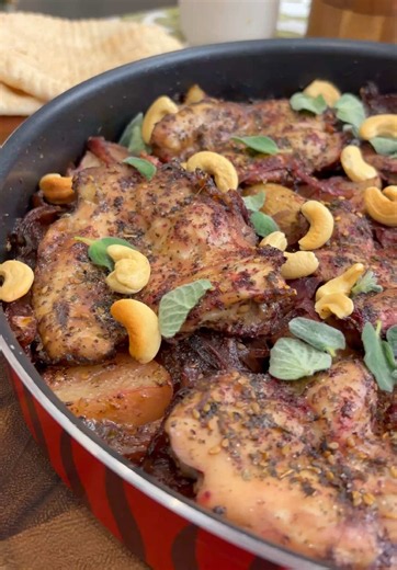 صينية دجاج و بطاطا بالزعتر و السماق🔥 كثيرررر طيبة لازم تجربوها🤤 . . المكونات: ١ كيلو دجاج ٥ حبات بصل زعتر اخضر ١ ملعقه كبيرة ملح ١ ملعقة صغيرة بهار حلو ناعم ١ ملعقة كبيرة بابريكا ١ ملعقة كبيرة زعتر ٢ ملعقة كبيرة سماق ٢ ملعقة كبيرة دبس رمان ٤ ملاعق كبيرة زيت زيتون ٤ حبات بطاطا #fy #fyp #الكويت #لبنان #حسني_رمضان