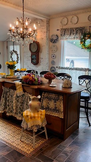 Happy Tuesday! I am loving the blue and yellow in our French country kitchen. A few weeks ago my dear friend Stacy @shabbystacy asked me for my address. Then I received the most beautiful happy mail from her! She sent me three beautiful table runners which were handmade by her! This gorgeous blue and white damask has the prettiest lace on it! I am so grateful for the friendships that I have made here! Enjoy your day 💙⚜️💙⚜️#frenchcountrykitchen #vintagekitchen #vintagehome #charminghomes | our1