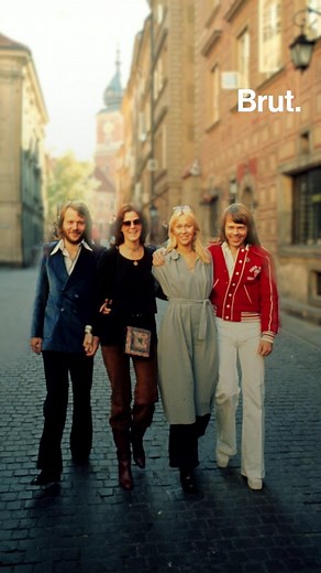 Le nom de leur groupe, c'est leurs initiales : ABBA. 40 ans après leur dernière tournée, ils reviennent avec un nouvel album, le dernier : Voyage. Voici l'histoire de ces 4 Suédois qui ont marqué l'histoire de la musique. | Brut