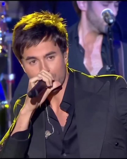 Enrique Iglesias Live Performance of 'I Like It'