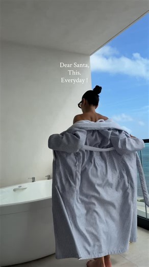 Dorrin Bagha . Jewelry Blogger on Instagram: "Dear Santa, don't let me down this year 🫶🏼"