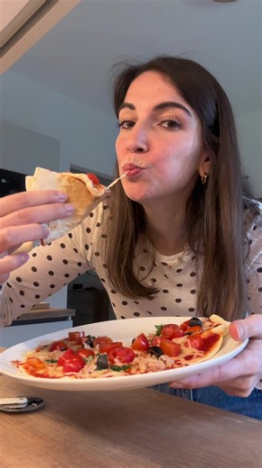 Un repas rapide et équilibré que j’adore me faire le midi, tu peux le décliner vraiment de la façon que tu préfères ! ✔️ je te partage toutes mes recettes pour ton rééquilibrage alimentaire, n’hésite pas t’abonner pour ne rien manquer ! 💌 Retrouvez toutes mes idées repas et menus dans ma newsletter “Mieux manger avec Laura” (lien en bio) _____________________________________ 🍕Laura, ta cop la diet 🌎 Consultations en visio 👩🏽‍💻 Prise de RDV et menu de la semaine : nutrituvi.com ____________