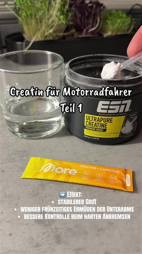 Creatin fürs Motorradfahren Teil 1 Creatin hat für Motorradfahrer auf Straße und Rennstrecke echte Vorteile. 🏍️💪 Beim sportlichen Fahren und grad auf der Rennstreckenfahren entstehen enorme Kräfte beim: •Bremsen •Einlenken •Festhalten am Lenker bei Beschleunigung Creatin erhöht die ATP-Speicher im Muskel, wodurch du bei kurzen intensiven Belastungen mehr Kraft hast. #creatin #kreatin #rennsport #motorrad #supplements