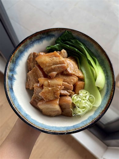 Kakuni Japanese Braised pork 角煮 Ingredients: 200 g pork belly 500 ml water 2 spring onions (green parts only) 6 slices ginger ⅓ cup cooking sake ⅓ cup soy sauce 3 tbsp mirin 1.5 tbsp sugar Bok choy Instructions: Sear pork belly over medium heat until golden. Add water, spring onion greens, and ginger. Add sake, soy sauce, mirin, and sugar. Simmer for 30 minutes until tender. Blanch greens and plate with the pork. Spoon sauce over and serve. #porkbelly #japanesecooking #homecooking #easyrecipe #c