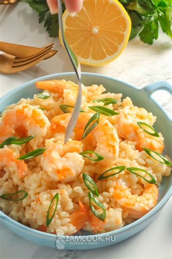 🍤 Creamy Lemon Garlic Shrimp Risotto 🍋 Velvety, zesty, and comforting — the perfect cozy seafood dinner! 📝 Ingredients: 1 lb (450g) shrimp, peeled and deveined 1 tbsp olive oil 2 tbsp butter 1 small onion, finely chopped 3 cloves garlic, minced 1 cup Arborio rice ½ cup dry white wine (optional) 3 cups chicken broth (warm) ½ cup grated Parmesan cheese 1 tbsp lemon juice 1 tsp lemon zest Salt and black pepper to taste 2 tbsp sliced green onions or parsley (for garnish) 🍴 How to prepare it: 1️⃣