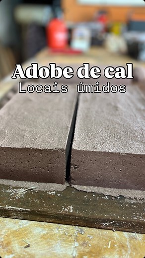 Adobe de Cal para locais úmidos! Passe os ingredientes pela peneira de 1 mm Duas partes de areia Uma parte de cal hidratada misture seco e após homogeneizado umedecer até o ponto de pasta Meia parte de palha picada (Feno) Misture novamente até uniformizar a massa Umedeça à forma com água Aplique a massa dentro da forma Lembre-se de apertar bem a massa dentro da forma Lentamente e uniformemente desen forme os adobe Deixe secar a sombra e fora do alcance da chuva por 15 dias Pronto, se eu tijolo d