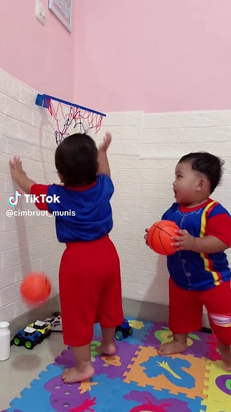 Gak ngasir malah basketan 🤣