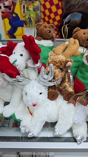 Putting out some nostalgic 90's holiday favorites!! 🎅🤶 | Retro Junk