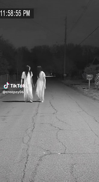 when me and my friend walking late night and this happens🤣🤣💀💀 #viralvideo #fypシ゚viral #scary #fyp #creepyclips