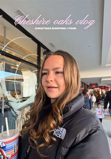 Cheshire oaks at Christmas is the best🥹🎄 @Cheshire Oaks @Slim Chickens UK #girlythings #girlystuff #designeroutlet #cheshireoaks #christmasshopping