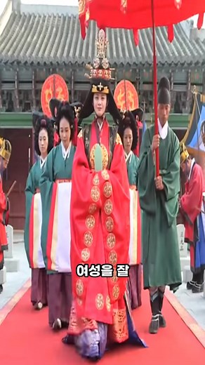문화재청이 선정한 한국 역사 속 실존한 6대 미녀 순위 #순위 #랭킹 6위 장희빈 조선 숙종의 빈으로, 여성을 잘 언급하지 않는 실록조차 미색이 뛰어났다고 기록 피로 물들인 궁중비사는 그녀의 미모로부터 나왔다고해도 과언이 아니라고하네요 5위 어우동 조선 성종시대 황실 종친녀로, 당대 유명한 조정의 고위 관료들과 성스캔들을 일으켜 풍기문란죄로 교수형에 처해졌다죠, 조선시대 4대 미녀중 한명이라고합니다 4위 기황후 공녀의 신분으로 원나라로 끌려가 순제의 총애를 받는데 오죽 예뻤으면 황후는 몽골인으로 뽑아야한다는 전례도 깨며 황후로 책봉됩니다 3위 수로부인, 당시 신라 최고의 미녀로, 용모가 세간에 결줄 이가 없어 용에 납치된 것도 모자라 한 늙은이는 천길이나 되는 바위에에서 철쭉꽃을 꺾어다주었다죠 2위 도미의 처, 당대 미모가 매우 아름다워 이를 안 백제 개로왕이 동침을 요구 이를 거부하자 화가난 개로왕이 두눈을 뽑아버렸다고하죠 1위 관나부인 고구려 중천왕의 소실로, 당시 위나라에 개박