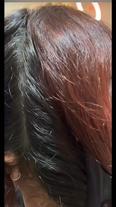 Descubre el poder del Igora L-89, un rojo violeta profundo que refleja actitud, seguridad y estilo. 💇‍♀️ Pigmentos intensos para un color duradero y lleno de brillo 🌿 Fórmula profesional que protege y nutre tu cabello ✨ Reflejos violetas que aportan elegancia y profundidad 💫 Ideal para mujeres que quieren destacar y romper lo clásico El L-89 de Igora combina la pasión del rojo con el misterio del violeta, creando un tono moderno y magnético 💖 💬 Cuéntanos en los comentarios: ¿Te atreverías a