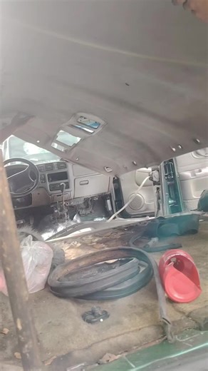 Tapizado techo chevrolet blazer. Se desarma completo para luego proceder a pelar la espuma que esta pegada, para finalmente tapizar! #chevroletblazer #tapiceríaautomotriz #chevrolet #tapicería