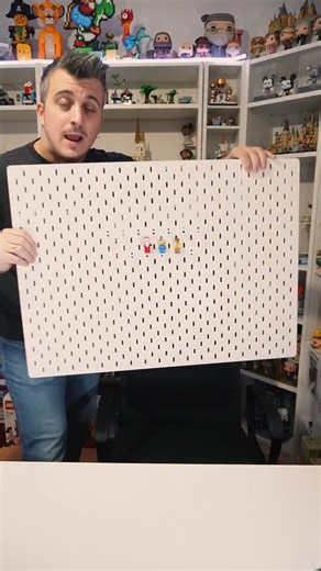 Alex Muñoz on Instagram: "Hoy os traigo una “manualidad” para colocar vuestras mini figuras de LEGO con el panel perforado Skådis de @ikeaspain Para los apliques de las minifiguras podéis buscar en webs como thingiverse / makerworld por: “SKADIS LEGO”. Y os van a salir un montón de apliques diferentes para minifiguras, sets de LEGO… etc."