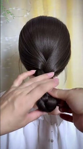 Spring hairstyle inspiration: Twist Clip - Effortless Elegance