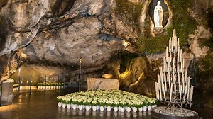 La fête de l’Immaculée Conception à Lourdes : procession, chants et hommage floral à la Grotte avec Eyma Scharen
