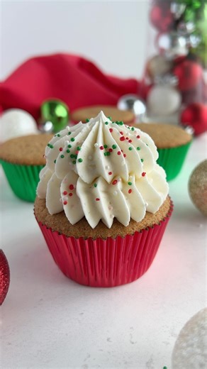 Use an Ateco 869 piping tip to create this easy and elegant frosting design! #cupcake #cupcakedecorating #cupcakepiping | Cake Me Home Tonight