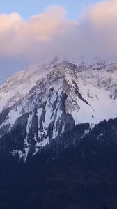 Unwind in your own private hot tub overlooking Mt. Cheam at the @fraserriverlodge Type "lodge specials" in the comments, and we'll DM you a link to their current specials! #HarrisonRiverValley | Tourism Harrison