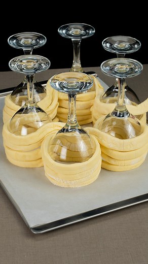 Dessert in 5 minutes! Just puff pastry and blueberries Ingredients puff pastry: 600 g (21 oz) puff pastry: 350 g (12 oz) apple jam: 200 g (7.1 oz) blueberries: 500 g (18 oz) brown sugar: 100 g (3.5 oz) walnut: 200 g (7.1 oz) raisins: 50 g (1.8 oz) eggs: 1 pc milk: 30 ml (1.0 fl oz) Sauce butter: 150 g (5.3 oz) lemon: 1 pc lemon: 1 pc Additionally raspberry: 100 g (3.5 oz) frozen sour cherries: 100 g (3.5 oz) mint: 4 g (0.1 oz) honey: 40 g (1.4 oz) | Appetizing.tv