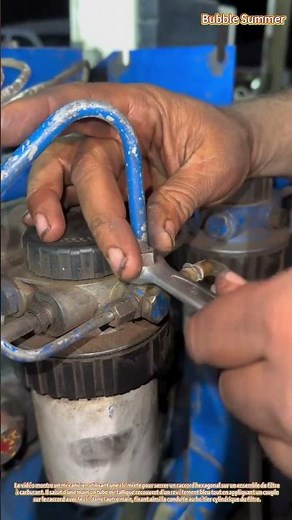 Entretien hydraulique : maintenance des raccords du filtre à carburant à l'aide d'outils de serrage