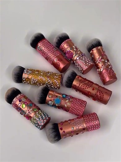 Not just blending… we’re bedazzling ✨ #RealTechniquesPH #BeautyTools #Beauty #MakeupBrushes #crueltyfree