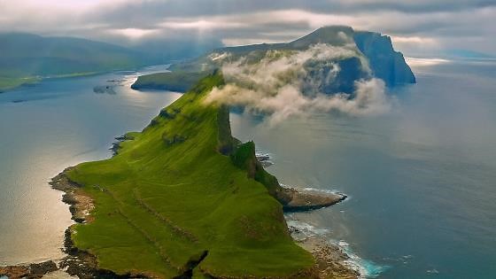 デンマーク・フェロー諸島の絶景 エメラルドの守護者ティンドホルムル