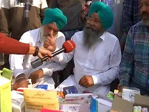 16K views · 478 reactions | At the Delhi-Haryana Singhu border in outer Delhi, the farmers’ blockade continues for the sixth day. A group of farmers has also set up a medical camp. The group has an ambulance, a doctor, several cartons full of medication for various ailments and is providing other general supplies like soaps, toothbrushes, combs and slippers as well. | NDTV | Facebook