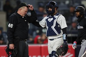 Plate umpire Ron Kulpa leaves Marlins-Yankees game after taking foul ball off mask
