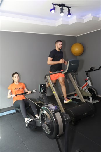 SINC - Performance e Saúde on Instagram: "Você já decidiu começar em janeiro. O problema nunca foi começar. Foi manter. Se você trabalha o dia todo e treina à noite, o que te quebra não é “falta de vontade”. É chegar num lugar lotado, fazer uma ficha genérica, sem alguém te olhando de verdade, e sair com aquela sensação: “tá… mas eu tô fazendo certo?” Na SINC é diferente. A gente começa do seu ponto atual, sem ficha fixa, com acompanhamento em cada sessão. Você entende o que fazer, treina com s